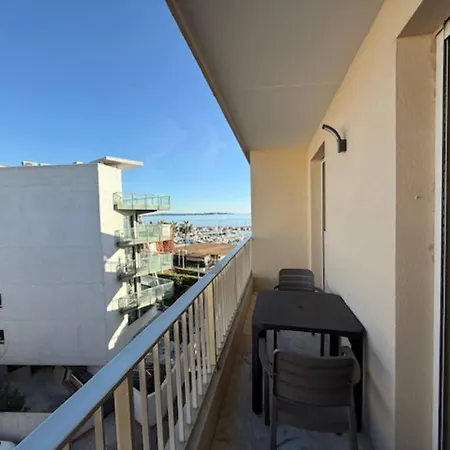 Апартаменты Palm Right Next To The Sea